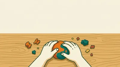 Anak usia dini meremas dan memilin playdough di atas meja kayu
